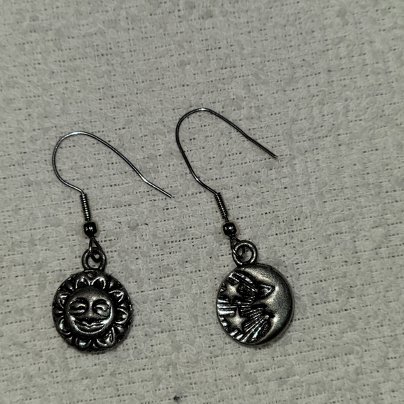 Vintage Handmade Sun and Moon Silver Dangle Pierced earrings - Picture 5 of 9
